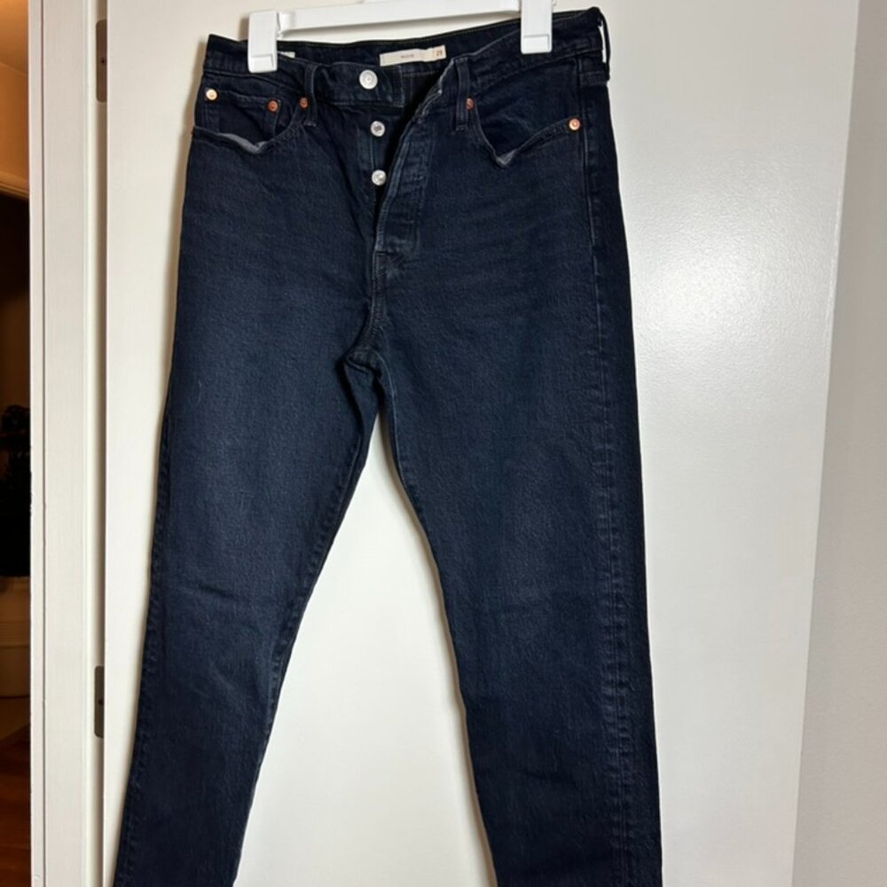 size 29 Levi's dark wash wedgie jeans